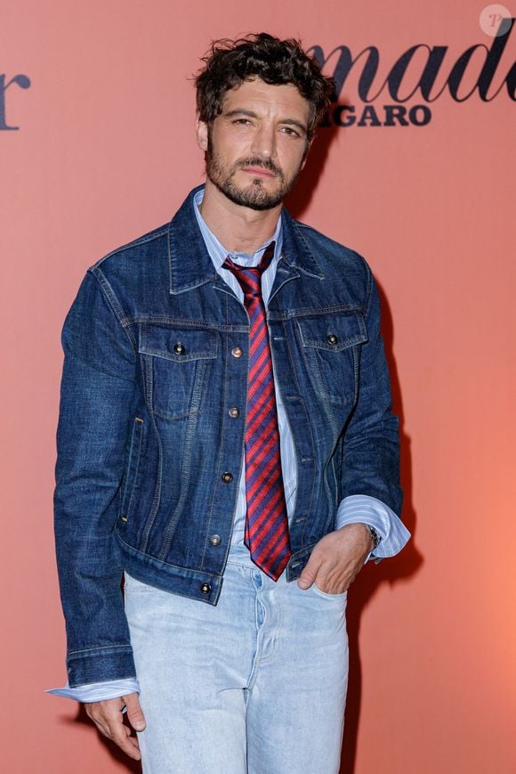 Très présents, ses parents suivent attentivement chacun de ses projets artistiques.

Niels Schneider - Dîner "Dior x Madame Figaro" sur la terrasse d'Albane lors du 79ème Festival International du Film de Cannes. Le 16 mai 2026
© Olivier Borde / Bestimage