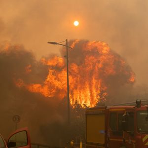 Le cauchemar ne prendra malheureusement pas fin quand les flammes se seront éteintes. Il faudra des années pour tout reconstruire…

Feu de forêt en Gironde, les sapeurs pompiers sur tous les fronts - Incendie en Gironde : 220 000 personnes évacuées depuis mercredi, 42 000 hectares ravagés.Le 23 juillet 2026 MPP / Bestimage