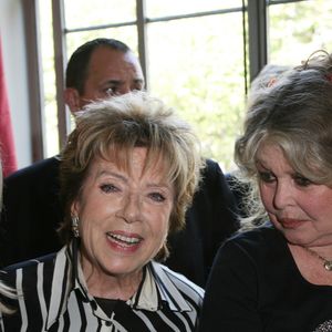 Archives - Marthe Mercadier, sa fille Véronique Néry et Brigitte Bardot lors des 20 ans de la Fondation Brigitte Bardot à Paris, le 28 septembre 2006. © Agence / Bestimage