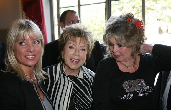 Archives - Marthe Mercadier, sa fille Véronique Néry et Brigitte Bardot lors des 20 ans de la Fondation Brigitte Bardot à Paris, le 28 septembre 2006. © Agence / Bestimage