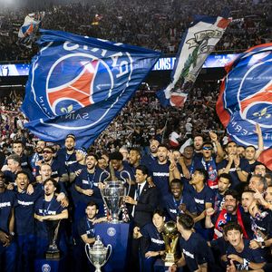 Nasser al-Khelaïfi (président du PSG), Luis Enrique, Luis Campos, Khvicha Kvaratkshelia,Gonçalo Ramos, Ousmane Dembélé, Marco Asensio, Kang-In Lee, Randal Kolo Muani, Senny Mayulu, Bradley Barcola, Ibrahim Mbaye, Gianluigi Donnarumma, Matvey Safonov, Lucas Lavallée, Arnau Tenas, Axel Tape, Noham Kamara, Achraf Hakimi, Presnel Kimpembe, Marquinhos, Lucas Hernandez, Nuno Mendes, Nordi Mukiele, Lucas Beraldo, Milan Skriniar, Yoram Zague, Joane Gadou, Naoufel El Hannach, Willian Pacho, Manuel Ugarte, Fabian Ruiz, Désiré Doué, Danilo Pereira, Vitinha, Gabriel Moscardo, Cher Ndour, Carlos Soler, Warren Zaïre-Emery, João Neves - Les joueurs du PSG célèbrent leur titre de Champion d'Europe au Parc Des Princes à Paris, le 1er juin 2025.
© Cyril Moreau/Bestimage
