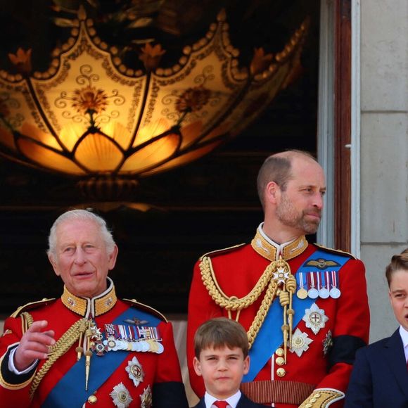 Le roi Charles III d'Angleterre et Camilla Parker Bowles, reine consort d'Angleterre, Le prince William, prince de Galles,Le prince Louis de Galles, Le prince George de Galles, Catherine (Kate) Middleton, princesse de Galles, La princesse Charlotte de Galles - Les membres de la famille royale britannique à Buckingham Palace lors de la cérémonie Trooping the Colour à Londres, le 14 juin 2025. 
© Alpha Press / Bestimage
