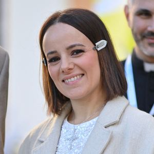 La petite Maggy ne semble pas avoir froid aux yeux ! La fille d’Alizée et de Grégoire Lyonnet vient de le prouver.

La chanteuse française Alizee est arrivée à la cathédrale Santa Maria Assunta dans le cadre du comité d'accueil du Pape François lors de sa visite d'un jour sur l'île française. Elle a interprété une chanson avec d'autres artistes corses avant que le Pape n'entre dans l'édifice pour s'adresser au clergé autour de la prière de l'Angélus à Ajaccio, Corse, France. Photo by Franck Castel/ABACAPRESS.COM