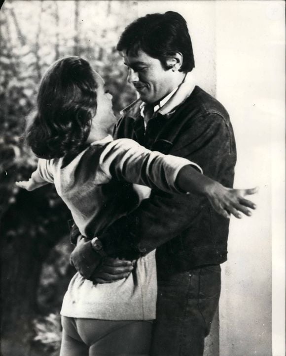 1963 - Leur premier baiser depuis 1963 : L’actrice Romy Schneider a été embrassée pour la première fois par Alain Delon depuis la fin de leur romance en août 1963, lors d’une scène d’amour dans leur film actuel La Piscine, en tournage sur la Côte d’Azur. La photo montre Delon et Romy Schneider dans une scène de La Piscine, actuellement en tournage sur la Côte d’Azur française. (Crédit image : ? Keystone Press Agency/ZUMA Press Wire)