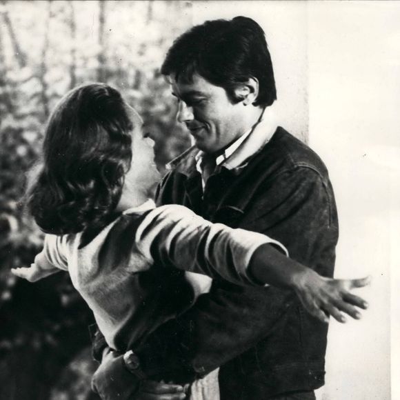 1963 - Leur premier baiser depuis 1963 : L’actrice Romy Schneider a été embrassée pour la première fois par Alain Delon depuis la fin de leur romance en août 1963, lors d’une scène d’amour dans leur film actuel La Piscine, en tournage sur la Côte d’Azur. La photo montre Delon et Romy Schneider dans une scène de La Piscine, actuellement en tournage sur la Côte d’Azur française. (Crédit image : ? Keystone Press Agency/ZUMA Press Wire)