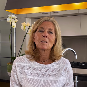 Ou encore sa cuisine, avec meubles blancs et robinetteries argentée.

Claire Chazal installée dans sa superbe cuisine, sur Instagram.