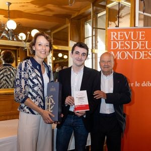 L'auteur succède ainsi à l'avocat Richard Malka, qui avait été récompensé l'année précédente.

Exclusif - Aurélie Julia, directrice de La Revue des Deux Mondes, Arnaud Miranda, Marc Ladreit de Lacharrière - Le prix de la Revue des Deux Mondes est décerné cette année à A.Miranda pour son livre "Les Lumières sombres" paru aux éditions Gallimard. Il a été remis au lauréat le 2 juin 2026 par la directrice de "La Revue des Deux Mondes", A.Julia, et son propriétaire M.L.deLacharrière, lors d’une cérémonie au Bistrot de Paris, en présence d’une centaine d’invités. 
©Tiphaine Lebely / Bestimage