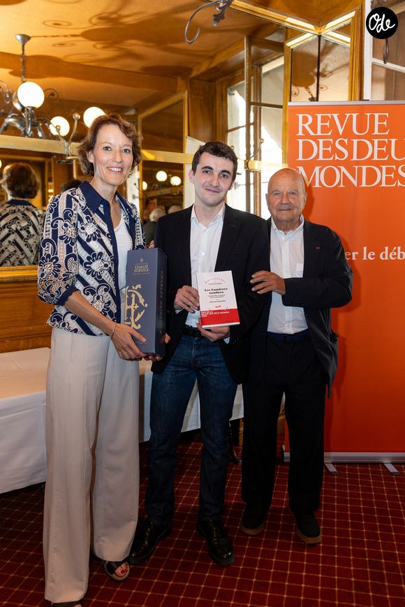 L'auteur succède ainsi à l'avocat Richard Malka, qui avait été récompensé l'année précédente.

Exclusif - Aurélie Julia, directrice de La Revue des Deux Mondes, Arnaud Miranda, Marc Ladreit de Lacharrière - Le prix de la Revue des Deux Mondes est décerné cette année à A.Miranda pour son livre "Les Lumières sombres" paru aux éditions Gallimard. Il a été remis au lauréat le 2 juin 2026 par la directrice de "La Revue des Deux Mondes", A.Julia, et son propriétaire M.L.deLacharrière, lors d’une cérémonie au Bistrot de Paris, en présence d’une centaine d’invités. 
©Tiphaine Lebely / Bestimage
