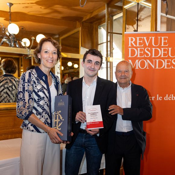 L'auteur succède ainsi à l'avocat Richard Malka, qui avait été récompensé l'année précédente.

Exclusif - Aurélie Julia, directrice de La Revue des Deux Mondes, Arnaud Miranda, Marc Ladreit de Lacharrière - Le prix de la Revue des Deux Mondes est décerné cette année à A.Miranda pour son livre "Les Lumières sombres" paru aux éditions Gallimard. Il a été remis au lauréat le 2 juin 2026 par la directrice de "La Revue des Deux Mondes", A.Julia, et son propriétaire M.L.deLacharrière, lors d’une cérémonie au Bistrot de Paris, en présence d’une centaine d’invités. 
©Tiphaine Lebely / Bestimage
