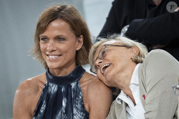 Muriel Robin et sa femme Anne Le Nen dans les tribunes lors des Internationaux de France de Tennis de Roland Garros 2025, à Paris, France, le 4 juin 2025. © Jacovides-Moreau/Bestimage