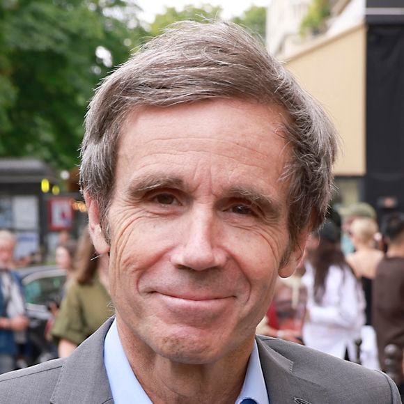David Pujadas est un journaliste connu et reconnu.

David Pujadas se promène lors de la Fashion Week de Paris (PFW).
Christophe Aubert via Bestimage