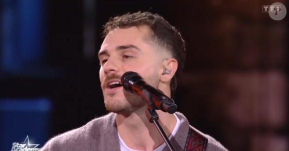 C'était en 2023, le chanteur et musicien se présentait alors à The Voice 

Arnaud, le petit-ami de Lily la surprend sur le plateau de la Star Academy