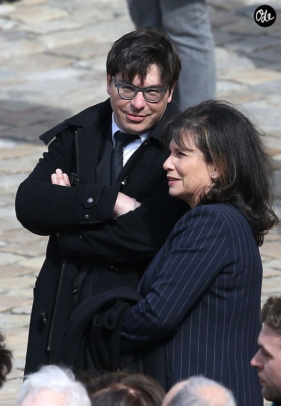 Si David Levaï a choisi d'emprunter une carrière dans la recherche et la diplomatie internationale, pour son petit frère, la trajectoire est bien différente...

Anne Sinclair, son fils David Levaï lors de l'hommage national à Alain Decaux à l'Hôtel national des Invalides à Paris, le 4 avril 2016. Crédit Cyril Moreau/Bestimage