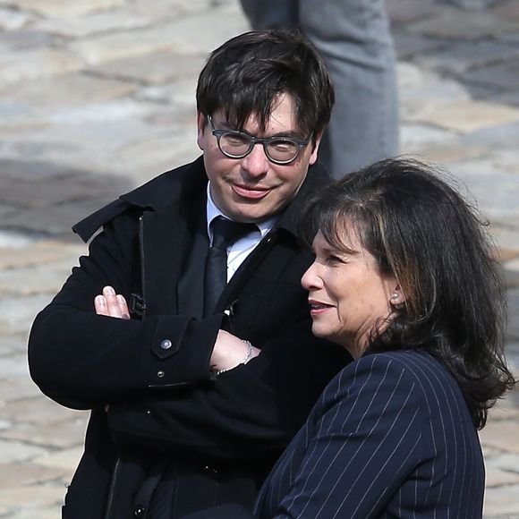 Si David Levaï a choisi d'emprunter une carrière dans la recherche et la diplomatie internationale, pour son petit frère, la trajectoire est bien différente...

Anne Sinclair, son fils David Levaï lors de l'hommage national à Alain Decaux à l'Hôtel national des Invalides à Paris, le 4 avril 2016. Crédit Cyril Moreau/Bestimage