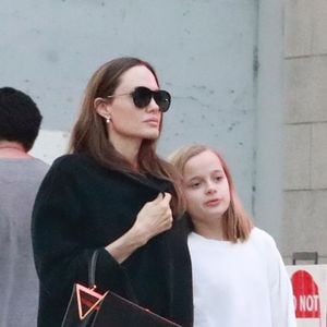 Angelina Jolie et sa sœur jumelle Vivienne étaient présentes dans le public pour l'encourager, tandis que Brad Pitt n'a pas été aperçu lors de cette journée.

Exclusif - Angelina Jolie a passé l'après-midi avec sa fille Vivienne à Los Angeles le 5 janvier 2020. Elles se sont rendu chez un opticien dans un centre commercial.
Bestimage