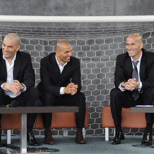 Zinedine Zidane est aujourd'hui devenu un chef d'entreprise....

Zinedine Zidane avec ses frères Farid (décédé depuis) et Nourredine lors de l'inauguration du complexe sportif "Z5 Aix" à Aix-en-Provence. Panoramic / Bestimage