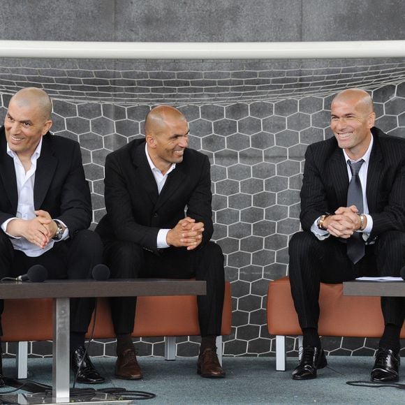 Zinedine Zidane est aujourd'hui devenu un chef d'entreprise....

Zinedine Zidane avec ses frères Farid (décédé depuis) et Nourredine lors de l'inauguration du complexe sportif "Z5 Aix" à Aix-en-Provence. Panoramic / Bestimage
