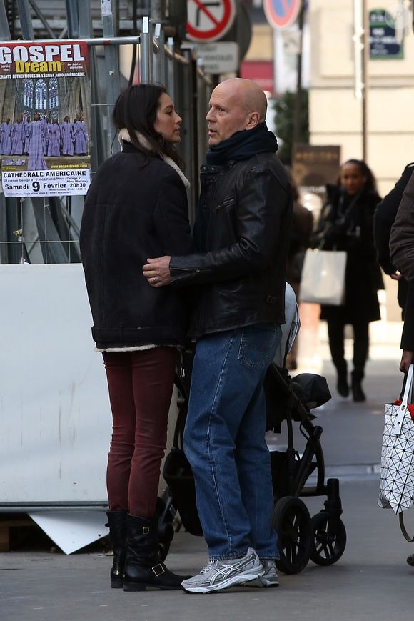Bruce Willis et sa femme Emma Heming et leur fille Mabel Ray en promenade dans Paris. Le 09/02/2013 Paris (PIX4U / BESTIMAGE).