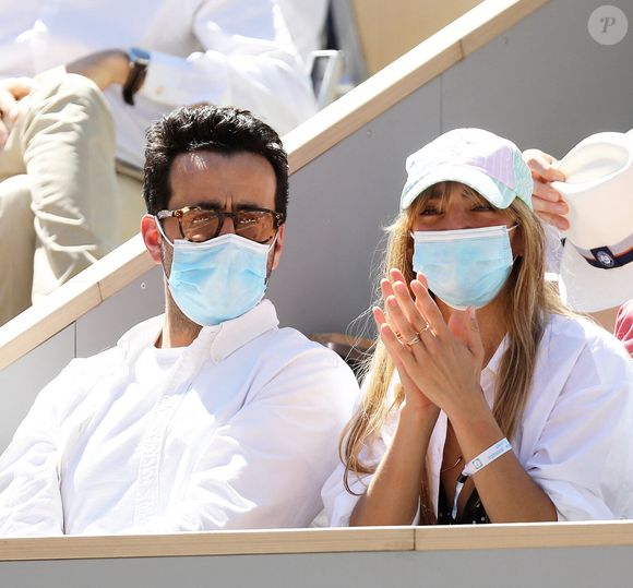Jonathan Cohen et sa compagne Giulietta Canzani Mora (Dj Piu Piu)   dans les tribunes lors de la finale hommes des Internationaux de France de tennis de Roland Garros à Paris le 13 juin 2021. © Dominique Jacovides / Bestimage