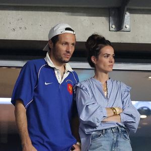 Le chanteur Vianney et sa femme Catherine Robert - People dans les tribunes lord du match d'ouverture de la Coupe du Monde de Rugby France 2023 avant le match de la Poule A entre la France et la Nouvelle-Zélande au Stade de France à Saint-Denis le 8 septembre 2023.  © Dominique Jacovides/Bestimage