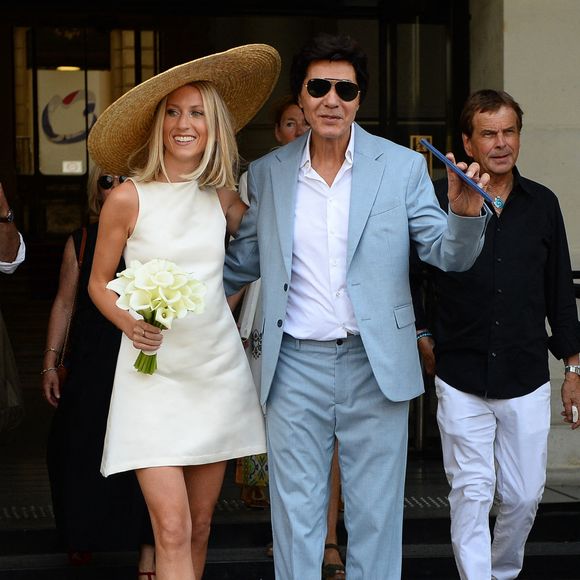 Les jeunes mariés, Jean-Luc Lahaye et sa femme Paola (Lahaye-Aubin) à la sortie de la mairie du 18ème arrondissement de Paris - J.L.Lahaye s'est marié en secondes noces avec sa compagne P.Aubin à la mairie du 18ème arrondissement de Paris, le 2 juillet 2025. © Agence / Bestimage