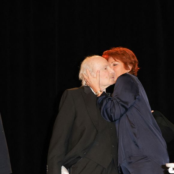 Popeck, Jean-Pierre Castaldi et Véronique Genest - Anniversaire surprise de Popeck à l'occasion de ses 90 ans sur la scène du théâtre de Passy à Paris le 18 mai 2025. © Coadic Guirec/Bestimage