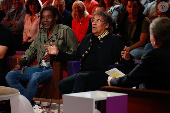 Exclusif - Laurent Voulzy et son fils Julien, lors de l'enregistrement de l'émission "Famille je vous aime" présentée par M. Drucker et qui sera diffusée le 13 juin 2025 sur France 3, aux Studios rive gauche à Paris, France, le 14 avril 2025. © Clovis-Gaffiot/Bestimage