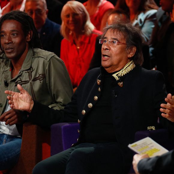 Exclusif - Laurent Voulzy et son fils Julien, lors de l'enregistrement de l'émission "Famille je vous aime" présentée par M. Drucker et qui sera diffusée le 13 juin 2025 sur France 3, aux Studios rive gauche à Paris, France, le 14 avril 2025. © Clovis-Gaffiot/Bestimage