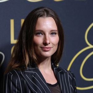 Elle a également trouvé l'amour très jeune puisqu'elle n'avait que 17 ans quand Kamran Ahmed, jeune bachelier, est entré dans sa vie pour ne plus en partir...  

Ilona Smet assiste au défilé Etam Womenswear printemps-été 2022 lors de la Fashion Week de Paris le 04 octobre 2021 à Paris, France. Photo Nasser Berzane/Abaca