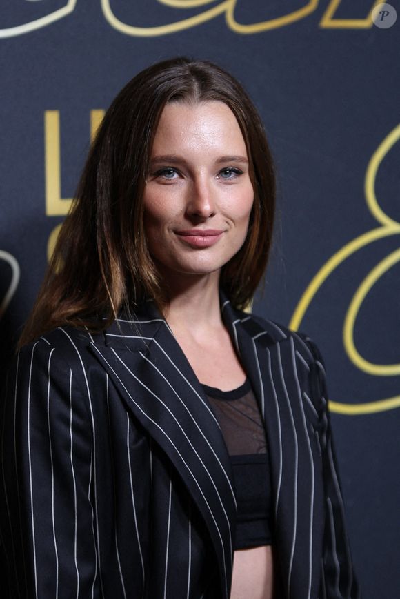 Elle a également trouvé l'amour très jeune puisqu'elle n'avait que 17 ans quand Kamran Ahmed, jeune bachelier, est entré dans sa vie pour ne plus en partir...  

Ilona Smet assiste au défilé Etam Womenswear printemps-été 2022 lors de la Fashion Week de Paris le 04 octobre 2021 à Paris, France. Photo Nasser Berzane/Abaca