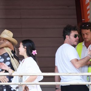 Exclusif - Laeticia Hallyday accompagnée de son compagnon Frédéric Suant et de sa fille Joy sont allés accueillir Jade à l'aéroport de Saint-Barthélemy-Rémy-de-Haenen où tout le monde se retrouve pour le 50ème anniversaire de Laeticia, à Saint-Jean, Saint-Barthélémy, Antilles françaises, France, le 15 mars 2025.
