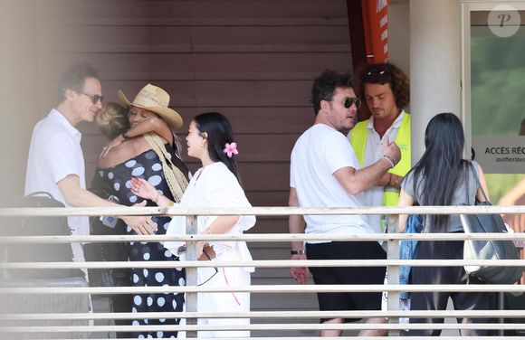 Exclusif - Laeticia Hallyday accompagnée de son compagnon Frédéric Suant et de sa fille Joy sont allés accueillir Jade à l'aéroport de Saint-Barthélemy-Rémy-de-Haenen où tout le monde se retrouve pour le 50ème anniversaire de Laeticia, à Saint-Jean, Saint-Barthélémy, Antilles françaises, France, le 15 mars 2025.