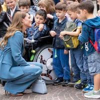 Tailleur bleu et sac de luxe pour la première visite officielle à l'étranger de Kate Middleton en plus de 3 ans, les plus jeunes au rendez-vous