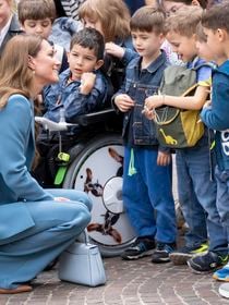 Tailleur bleu et sac de luxe pour la première visite officielle à l'étranger de Kate Middleton en plus de 3 ans, les plus jeunes au rendez-vous