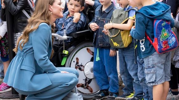 Tailleur bleu et sac de luxe pour la première visite officielle à l'étranger de Kate Middleton en plus de 3 ans, les plus jeunes au rendez-vous