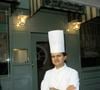 Le beurre froid est ensuite incorporé en morceaux, puis le lait chaud, afin d’obtenir une texture particulièrement lisse et onctueuse.

Archives - En France, portrait de Joël Robuchon devant son restaurant
© Alain Canu via Bestimage