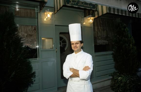 Le beurre froid est ensuite incorporé en morceaux, puis le lait chaud, afin d’obtenir une texture particulièrement lisse et onctueuse.

Archives - En France, portrait de Joël Robuchon devant son restaurant
© Alain Canu via Bestimage