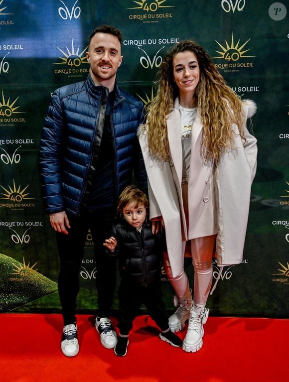 Manchester, ROYAUME-UNI - Tapis rouge au Cirque du Soleil : OVO à l'AO Arena, Manchester, Royaume-Uni - 27 mars 2024.  Sur la photo : Diogo Jota, Dinis, Rute Cardoso © Backgrid UK/ Bestimagev
