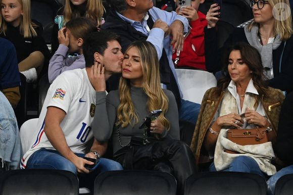 Dylan Deschamps, sa compagne Mathilde Cappelaere et Claude Deschamps en tribune du match de football de quart de finale opposant la France à l’Angleterre lors de la coupe du Monde (FIFA 2022) au stade Al Bayt à Al Khor au Qatar, le 10 décembre 2022. La France a gagné 2-1. © Philippe Perusseau/Bestimage