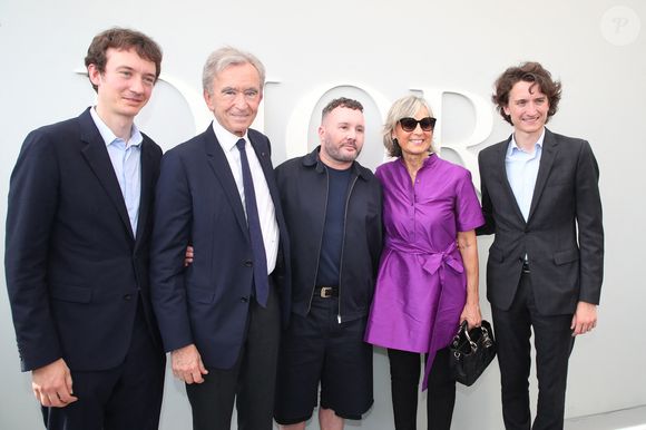 Frédéric Arnault, Bernard Arnault, Kim Jones, Hélène Arnault et Jean Arnault posent Backstage à la suite du Défilé de Mode Dior Homme, Collection Printemps-Été 2024 - Front Row - Dans le cadre de la Fashion Week de Paris, France, le 23 Juin 2023. 

© Olivier Borde / Bertrand Rindoff / Bestimage
