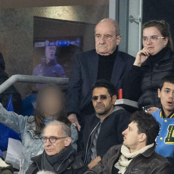 Pierre Lescure, Jamel Debbouze, Mélissa Theuriau et leurs deux enfants Leon Debbouze et Lila Debbouze - Célébrités dans les tribunes du quart de finale de la Ligue des Nations de l'UEFA 2025 "France - Croatie (2-0 / tab 5-4)" au Stade de France à Saint-Denis le 23 mars 2025. © Cyril Moreau/Bestimage