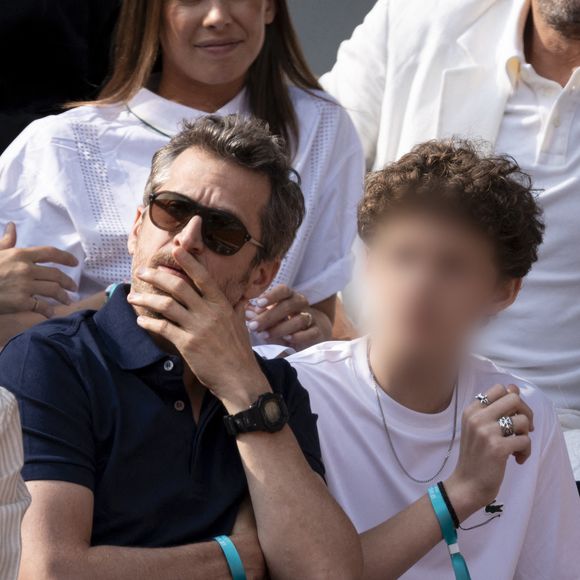 Guillaume Canet et son fils Marcel en tribunes lors de la finale messieurs des Internationaux de France de Tennis de Roland Garros 2025 (jour 15), à Paris, France, le 8 juin 2025. © Cyril Moreau/Bestimage