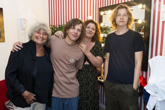 Exclusif - Jacqueline Franjou (Fondatrice et présidente du Festival de Ramatuelle), Alex Lutz avec sa compagne Mathilde Vial et son fils Ferdinand Lutz - Alex Lutz dans son spectacle "Sexe, Grog et Rocking Chair" au théâtre de Verdure lors du 41ème Festival de Ramatuelle le 5 aout 2025. © Cyril Bruneau / Festival de Ramatuelle / Bestimage
