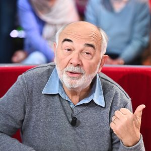 "C’est facile de bricoler. Dans la saison 1, Gérard Jugnot en avait marre, il est parti avant la fin de l’émission et personne n’a rien remarqué"

Exclusif - Gérard Jugnot - Enregistrement de l'émission Vivement dimanche consacrée à l'équipe du Splendid au studio Rive Gauche, presentée par Michel Drucker . Diffusion sur France 3 le  23/02/2025 . présentée par M.Drucker, diffusée le 23 février 2025 sur France 3. 
© Guillaume Gaffiot / Bestimage