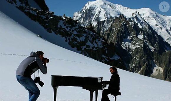 Pour en revenir à sa vie à la Montagne, André Manoukian emmenait avec lui la chaine YouTube ONLYLYON Tourisme, afin de leur faire découvrir ce cadre idyllique dont il bénéficie avec sa femme et leurs deux fils.

André Manoukian publie le 31 octobre 2011 "Mélanchology", un album qui explore toute la profondeur de la mélancolie via le prisme des origines arméniennes de l'artiste. De la profondeur, mais aussi de la hauteur, à l'image du shooting de la pochette, réalisé sur les hauteurs de Chamonix.