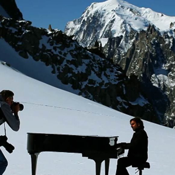 Pour en revenir à sa vie à la Montagne, André Manoukian emmenait avec lui la chaine YouTube ONLYLYON Tourisme, afin de leur faire découvrir ce cadre idyllique dont il bénéficie avec sa femme et leurs deux fils.

André Manoukian publie le 31 octobre 2011 "Mélanchology", un album qui explore toute la profondeur de la mélancolie via le prisme des origines arméniennes de l'artiste. De la profondeur, mais aussi de la hauteur, à l'image du shooting de la pochette, réalisé sur les hauteurs de Chamonix.