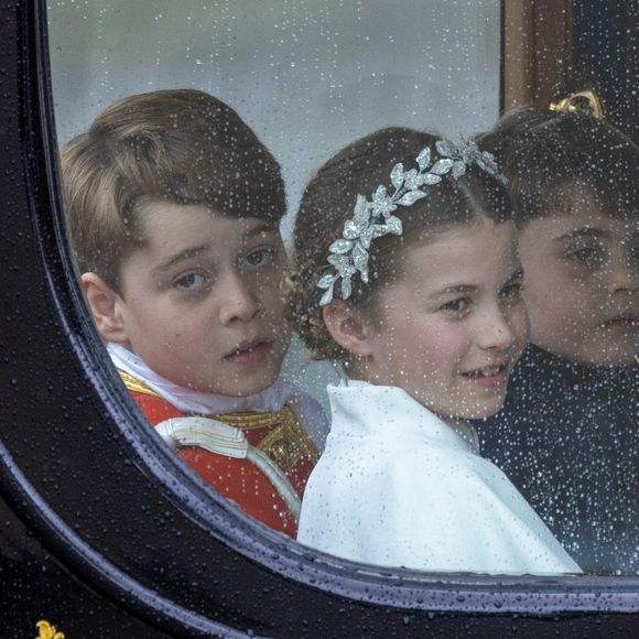 Rowan Griffiths - Daily Mirror - Sortie de la cérémonie de couronnement du roi d'Angleterre à l'abbaye de Westminster de Londres Mirrorpix / Bestimage

La princesse Charlotte de Galles, Le prince George de Galles, Le prince Louis de Galles, - Sortie de la cérémonie de couronnement du roi d'Angleterre à l'abbaye de Westminster de Londres, Royaume Uni, le 6 mai 2023.