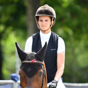 Passionnée par l’équitation, elle a construit sa propre identité à travers le saut d’obstacles et la création du Longines Athina Onassis Horse Show. 

Athina Onassis sur Uppercourt Cappucino dans la carrière de détente de la 8ème édition du "Longines Paris Eiffel Jumping" au Champ de Mars à Paris, le 24 juin 2022.

© Perusseau/Gorassini/Tribeca/Bestimage