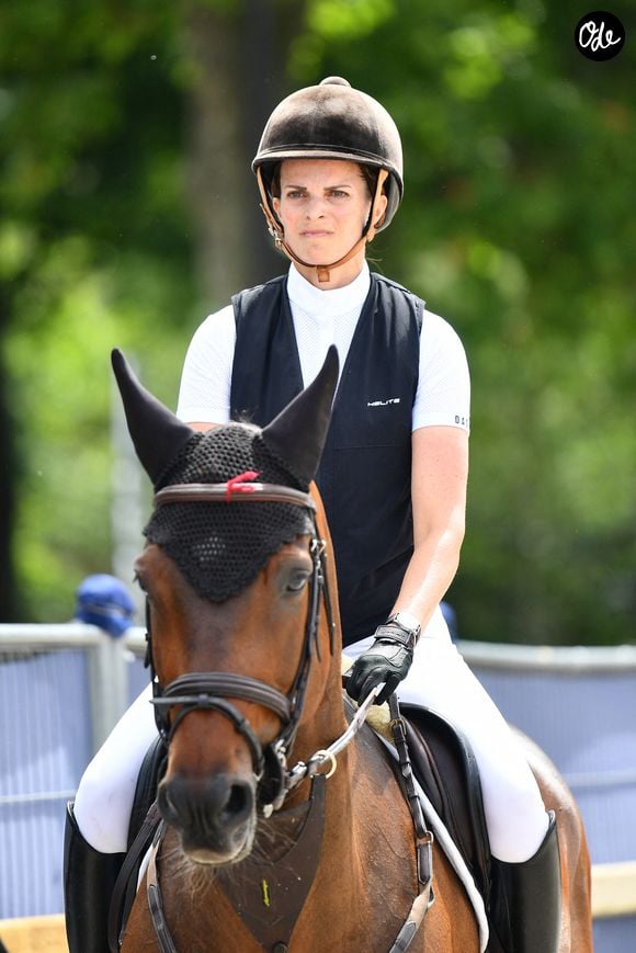Passionnée par l’équitation, elle a construit sa propre identité à travers le saut d’obstacles et la création du Longines Athina Onassis Horse Show. 

Athina Onassis sur Uppercourt Cappucino dans la carrière de détente de la 8ème édition du "Longines Paris Eiffel Jumping" au Champ de Mars à Paris, le 24 juin 2022.

© Perusseau/Gorassini/Tribeca/Bestimage