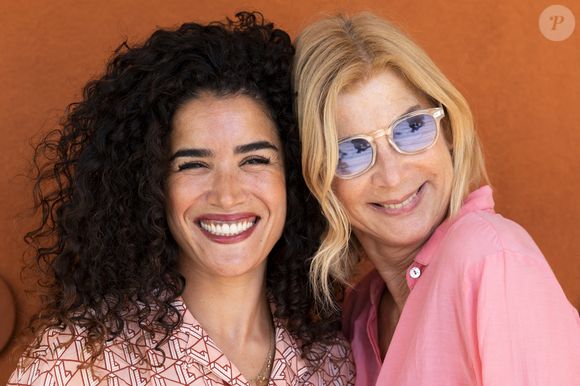 Sabrina Ouazani et Michèle Laroque au village lors des Internationaux de France de Tennis de Roland Garros 2025. Paris, le 30 mai 2025. 
© Moreau / Jacovides / Bestimage